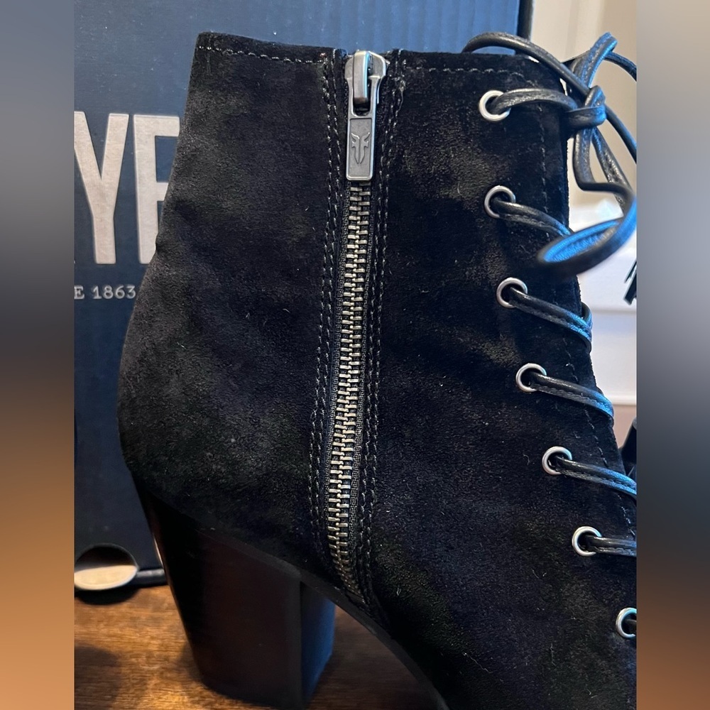 EUC FRYE Black Dani Whipstitch Suede Leather Peep Toe Chunky Heel Booties US 7.5 - Picture 10 of 13